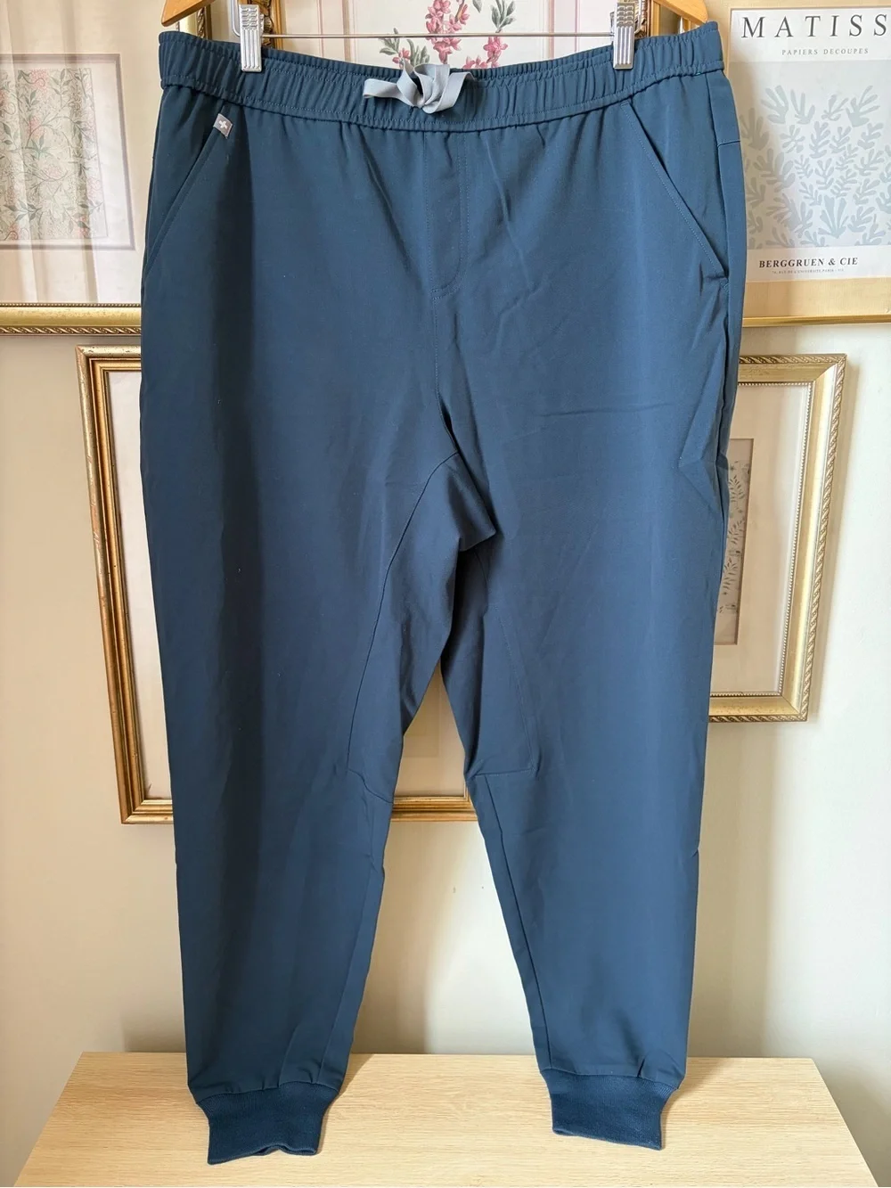 Figs Men’s Tansen Jogger 2.0 Scrub Pants NWT Size 2XL Color Dark Harbor